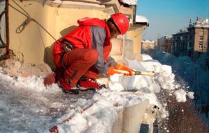 Чистка снега с крыши у одного из домов Видного